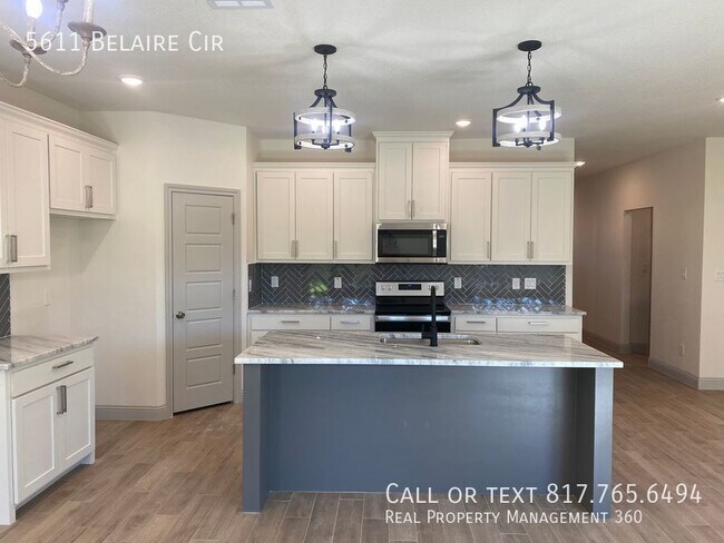 Building Photo - 5611 Belaire Cir