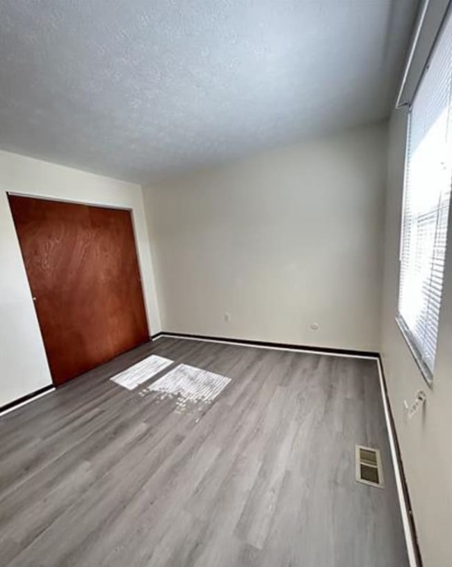 Building Photo - 5041 Belle Isle Dr