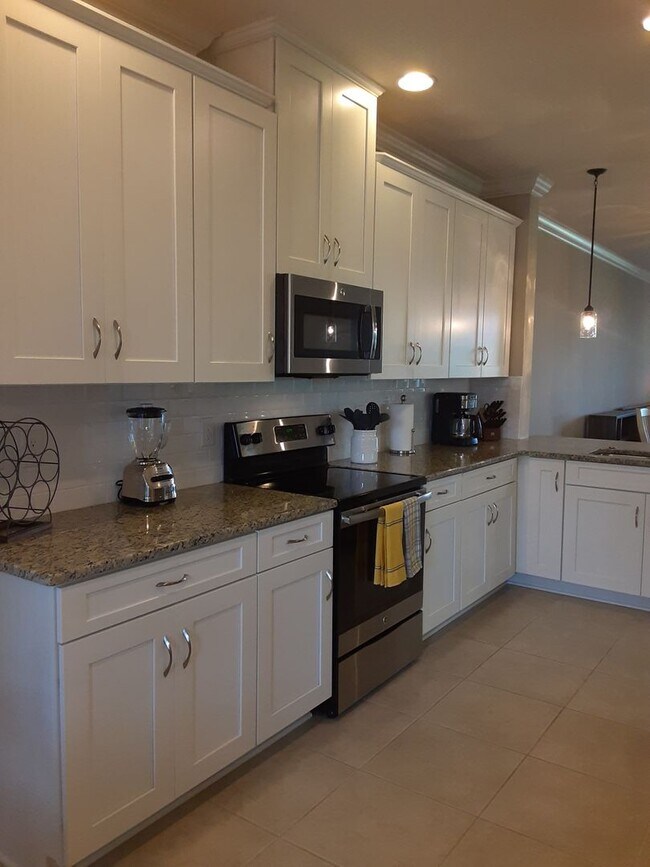 Foto del edificio - Seasonal/short term turnkey furnished Incredible 2/2 with den ground floor condo in resort Esplan...