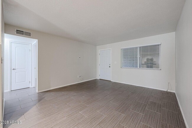 Foto del edificio - 6819 N 12th St
