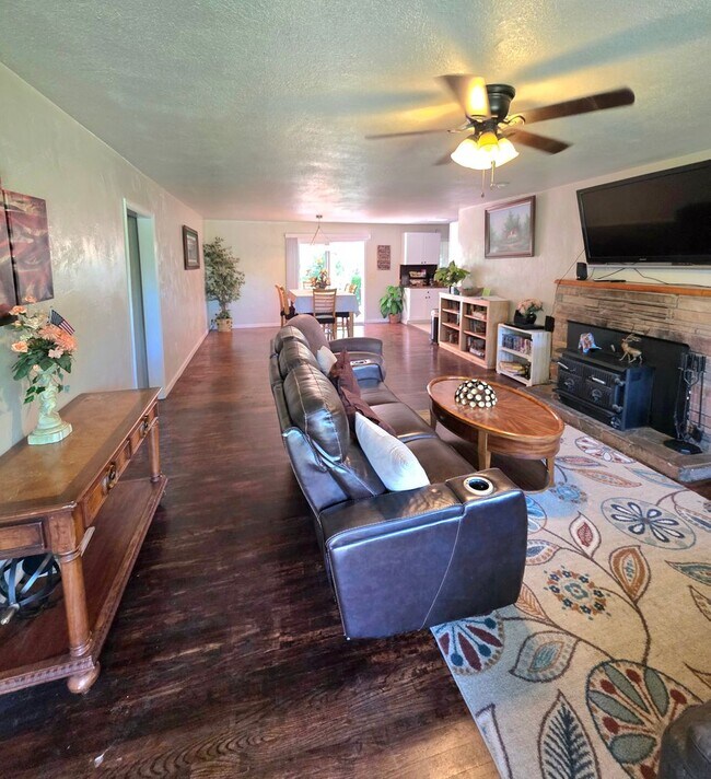 Building Photo - FURNISHED OR UNFURNISHED 5 BEDROOM 3 BATH ...