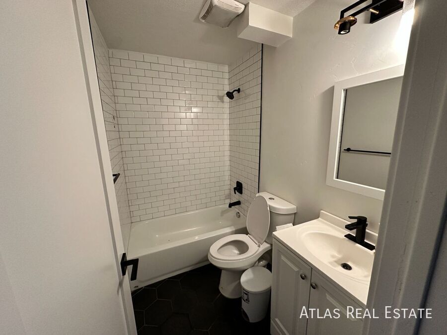 Foto principal - Charming 2-Bedroom Lower-Level Unit in Mid...