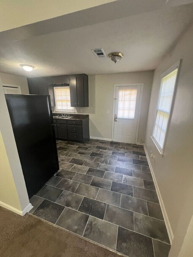 Building Photo - Great 2 bedroom 2 bathroom flat duplex NOW...