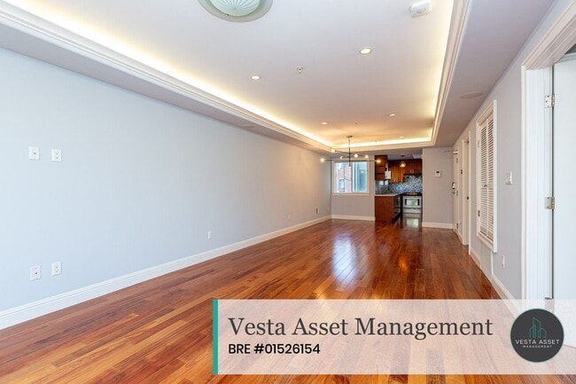 Building Photo - SPACIOUS TOP FLOOR 3 BED/2.5 BATH CONDO WI...