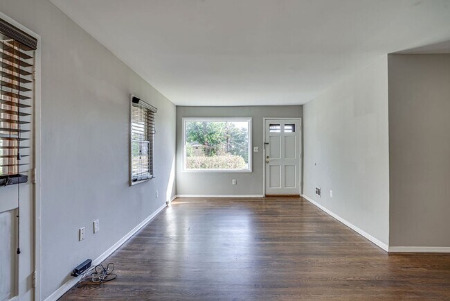 Foto del edificio - Location, Location, Location! Charming 3 b...