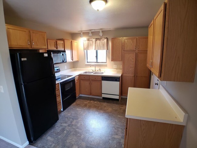 Well Kept Townhouse In The Sunburst Community Townhouse - 