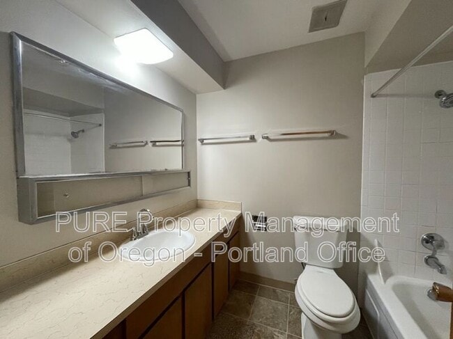 Building Photo - 1121 SE 27th Ave