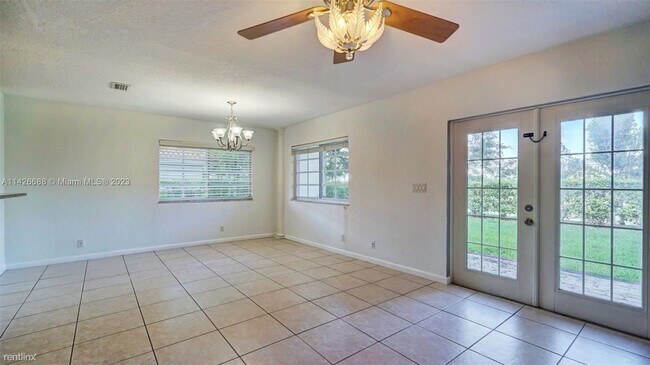 Building Photo - 3 br, 2.5 bath Townhome - 9012 NW 38th Dr # 1