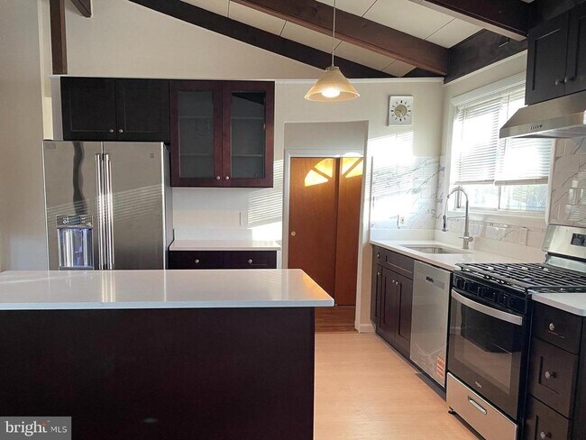 Foto del edificio - 6704 Old Chesterbrook Rd