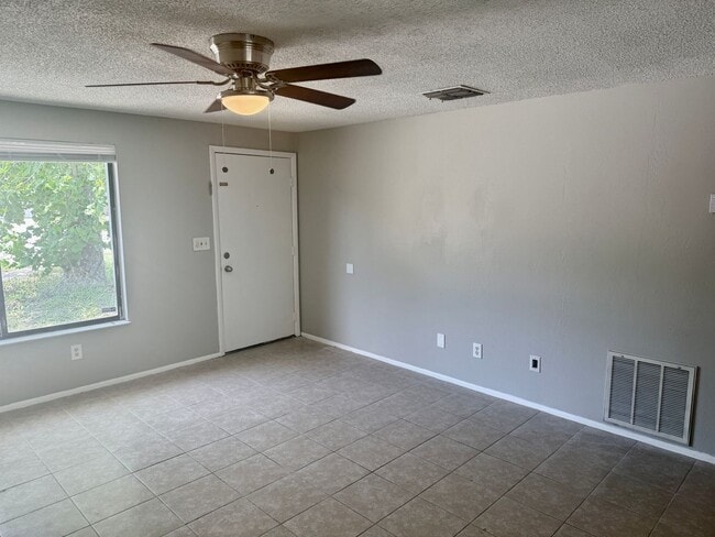 Building Photo - 3/2 in Port Richey!