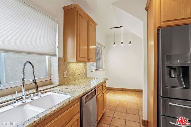 Building Photo - 2 br, 2 bath Condo - 640 N Sweetzer Ave Apt 9