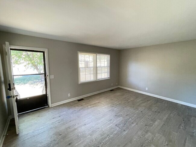 Building Photo - Renovated Hendersonville home with large 2...