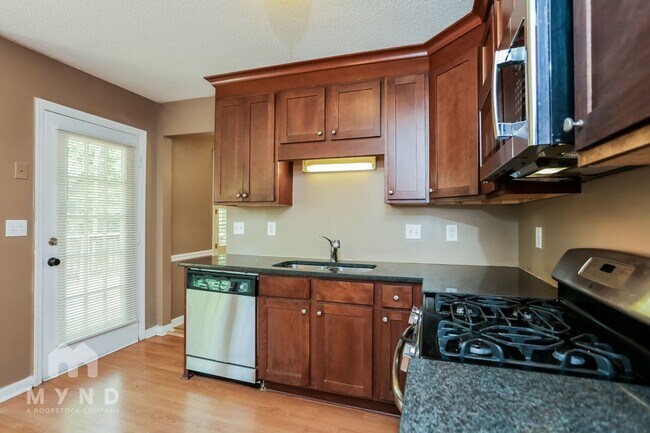 Building Photo - 2574 Overlake Dr