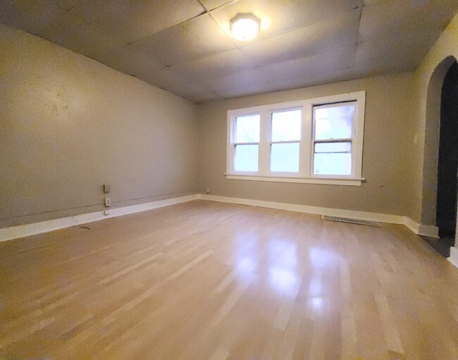 Building Photo - 327 N 41st St