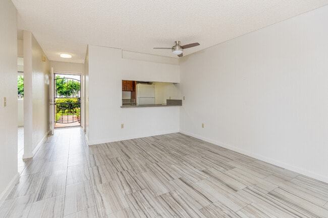 Building Photo - 94-604-543 Lumiaina St