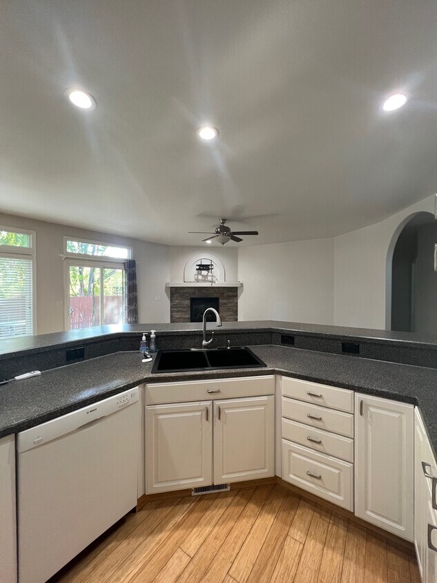 Great Spacious 3 Bed 2 Bath in Eagle! House Rental in Eagle, ID