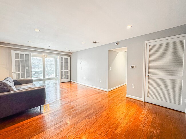 Foto del edificio - Gorgeous Lower Level 2 Bed 2 Bath Condo Wi...