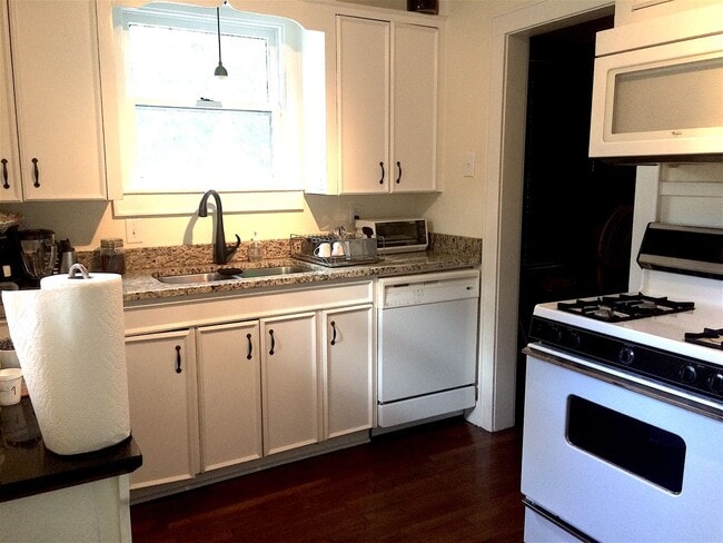 Building Photo - Charming Hyde Park Bungalow with Modern Co...