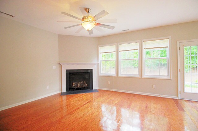 Building Photo - Gorgeous 3 bedroom, 2.5 bath house close t...