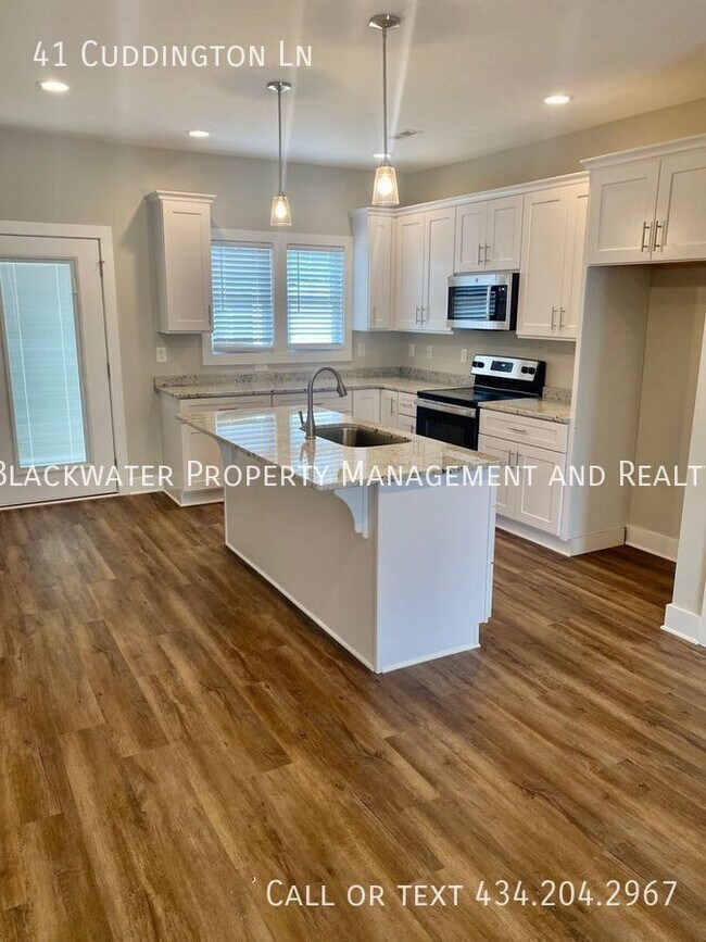 Building Photo - 3 Bedroom Townhome in English Commons! Clo...
