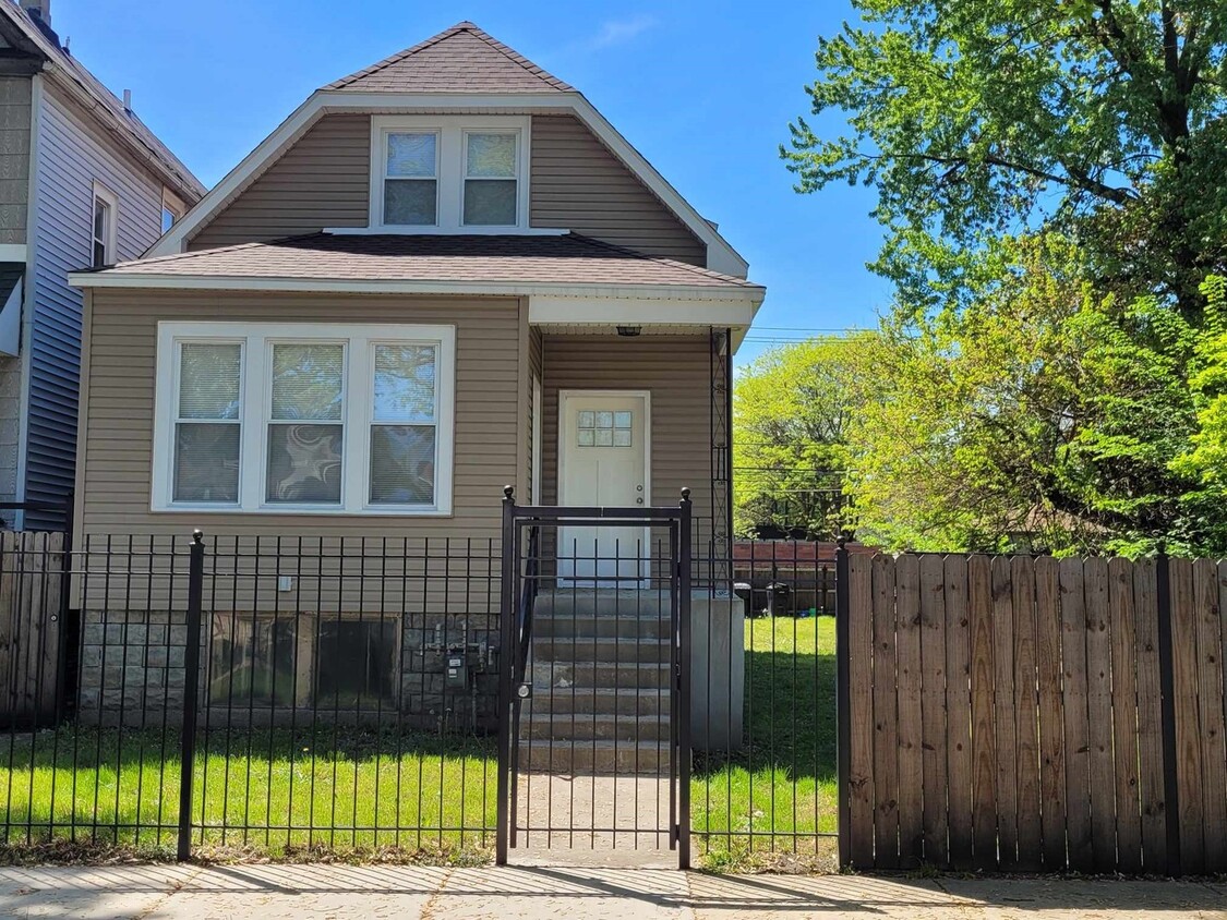 Foto principal - 6838 S Claremont Ave