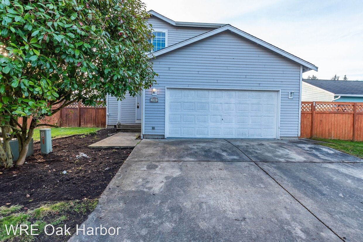 Primary Photo - 3 br, 2.5 bath House - 402 NW Meadow Court