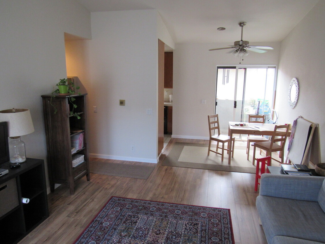 Foto principal - Adorable 2 bed / 2 bath in small gated com...