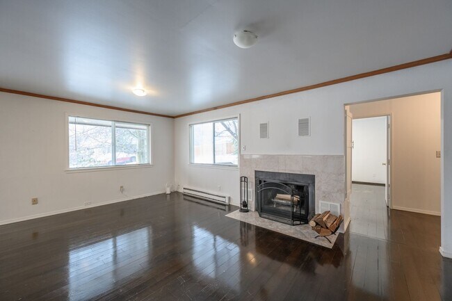 Photo - Spacious 4-Bedroom Contemporary Home with ...