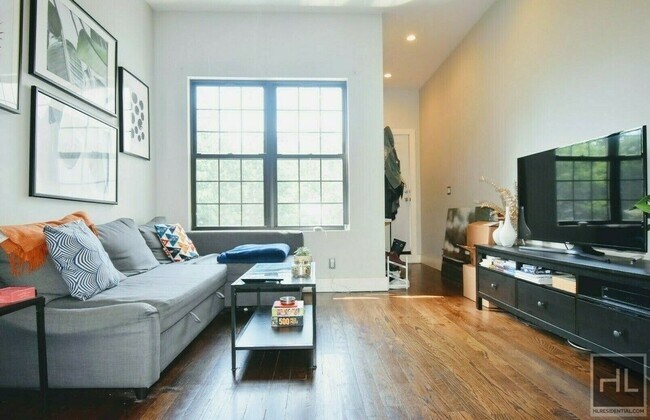 Building Photo - RENOVATED THREE BEDROOM DUPLEX - WILLIAMSBURG