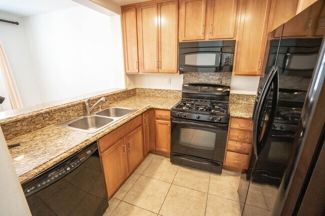 Building Photo - Esperto 2 Bedroom Townhome for Rent in Val...