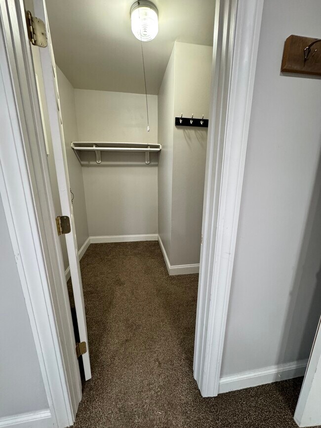 Vestidor - 510 Ellicott St