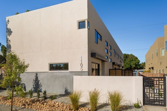 Building Photo - Newer Townhome in Downtown Albuquerque