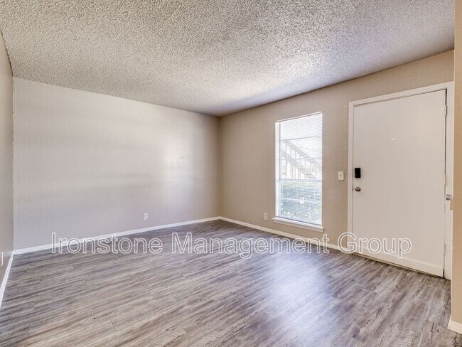 Foto del edificio - 4651 S Darlington Ave