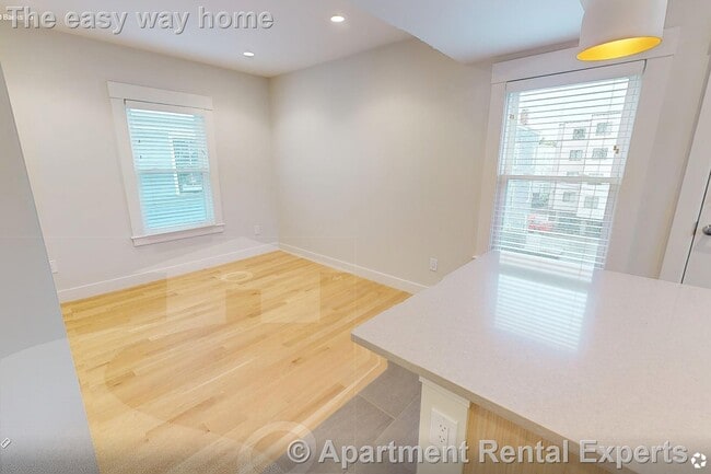 Building Photo - 208-210 Banks St Unit #3