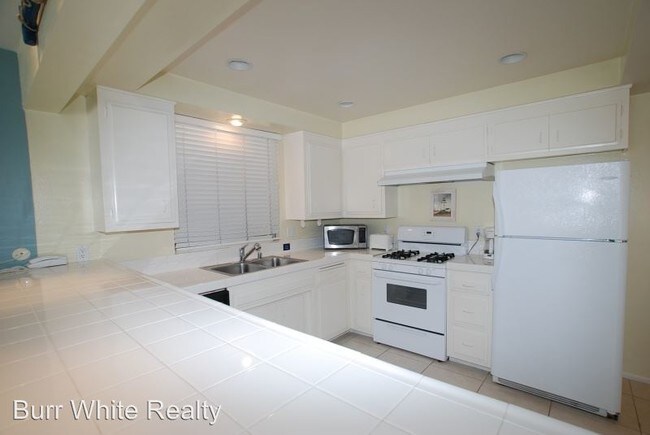 Building Photo - 4212-4212 Seashore Dr