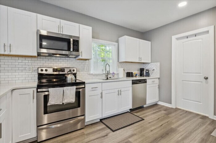 Primary Photo - Buckroe Getaway: Winter Retreat in Modern ...