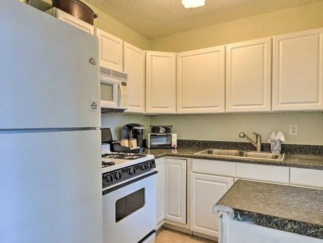 Foto del edificio - 2 Bedroom Home Walking Distance to Beach