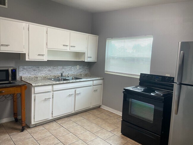 Building Photo - 3/1 with Bonus Room near Dunn Ave!