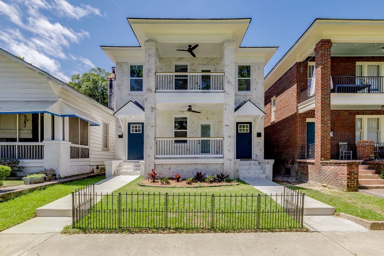 Primary Photo - Townhome Close To Downtown..Available NOW!!!