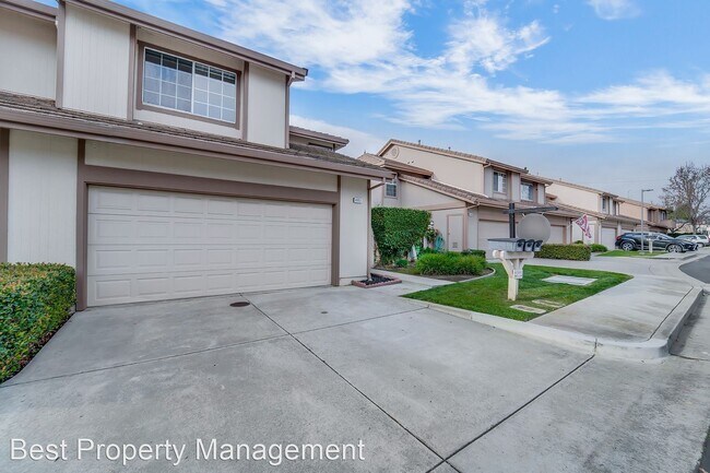 Building Photo - 3 br, 2.5 bath House - 4051 Sunset Terrace