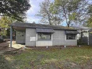 Building Photo - 2119 W Sherwood Ave