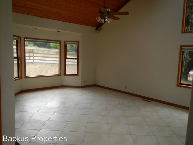 Building Photo - 4 br, 3 bath Apartment - 22315 Berry Dr.