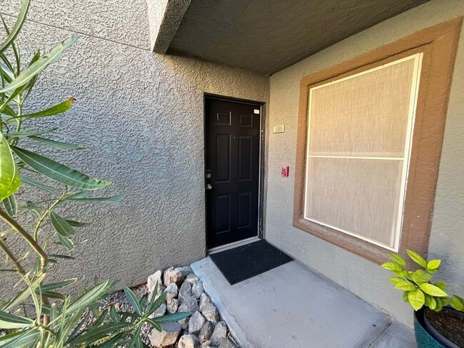 Building Photo - 555 E Silverado Ranch Blvd