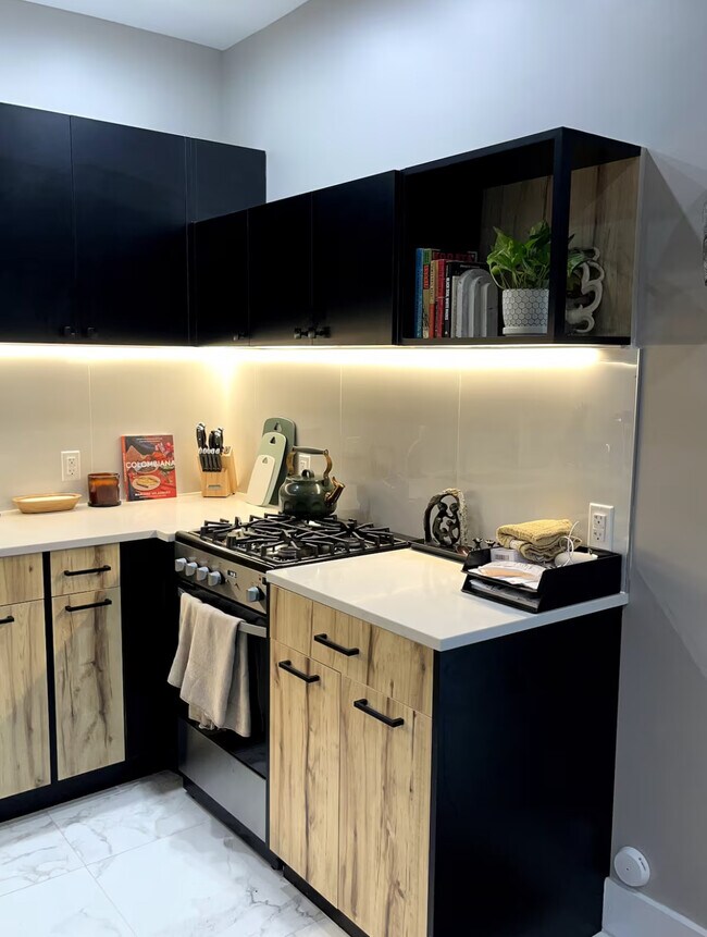 Building Photo - 864 Madison St