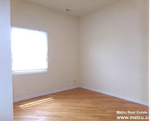Building Photo - 3335 N Halsted St