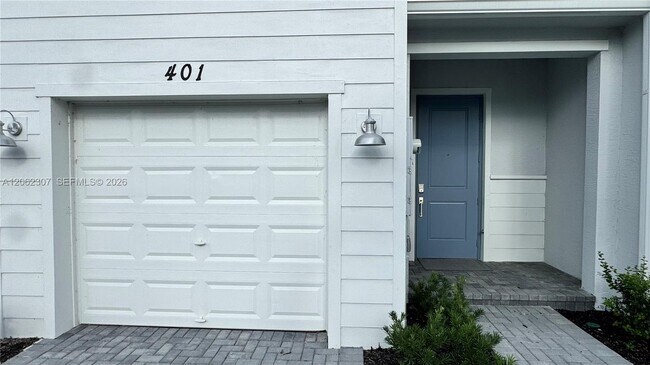 Building Photo - 401 SE Crossoak Ln