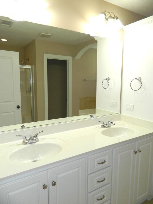 Foto del edificio - 498 Sebastian Dr