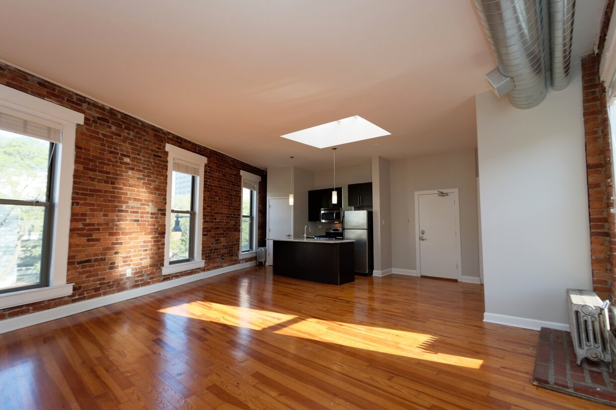 Primary Photo - 2220 N Clark St