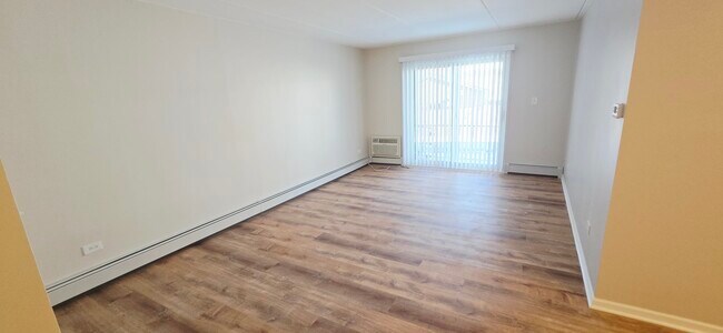 Building Photo - 318 W Naperville Rd