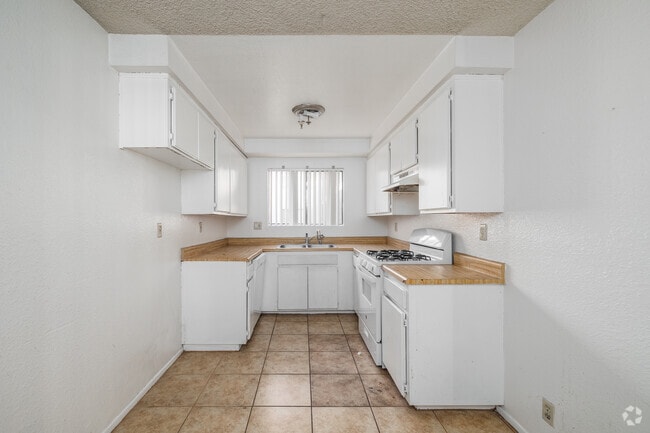 2BR, 2BA - 1,000SF - Kitchen - 11503 Menlo Ave.